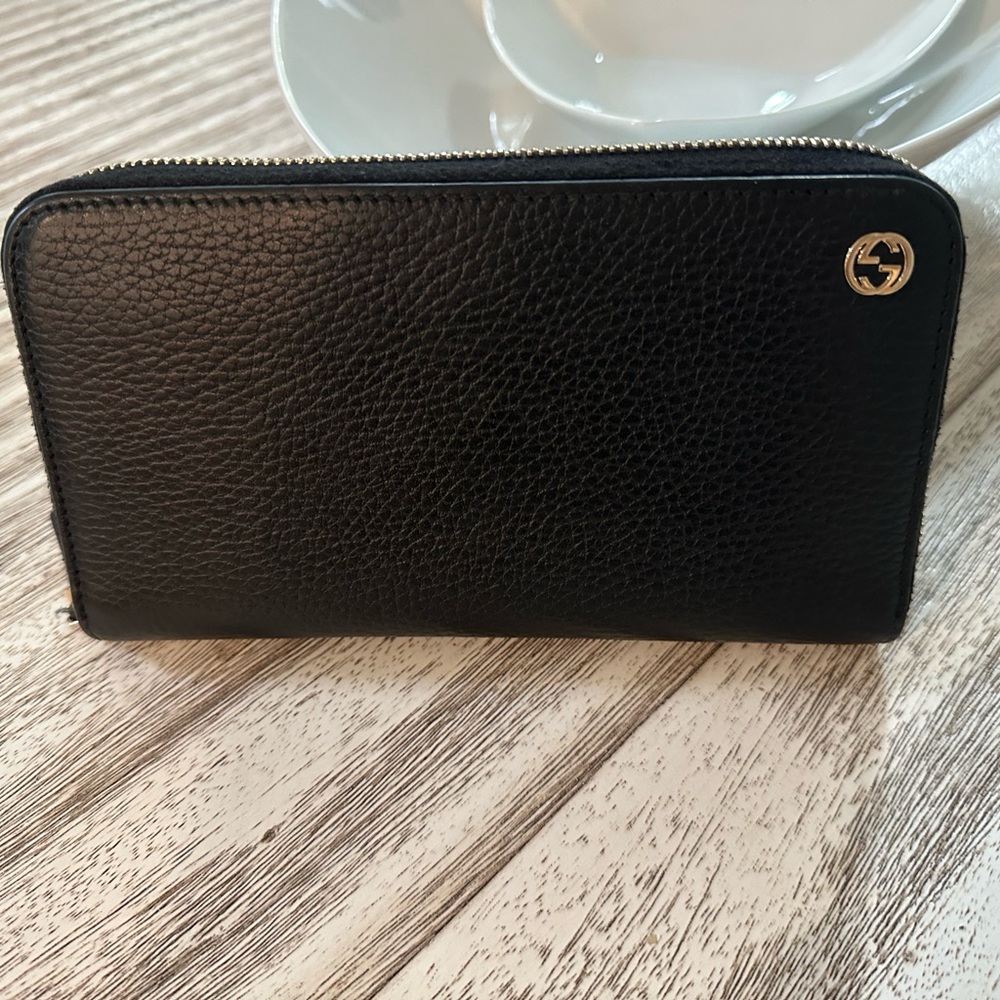 Gucci women’s wallet. Black in great condition.